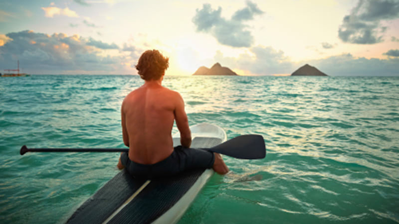 male-sitting-on-paddleboard-800x450